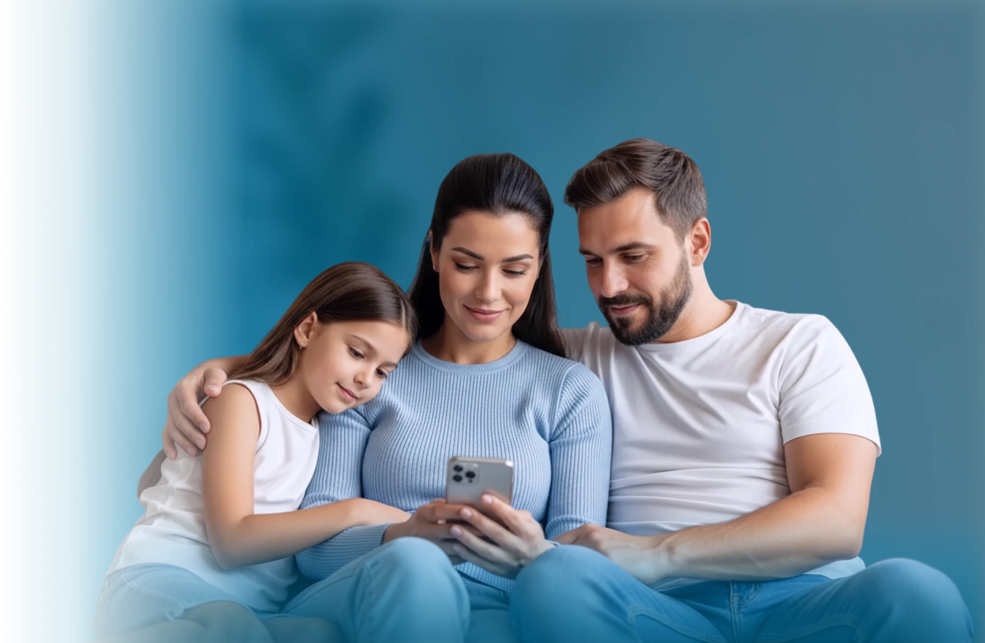 Menina, mulher e homem olhando para um celular